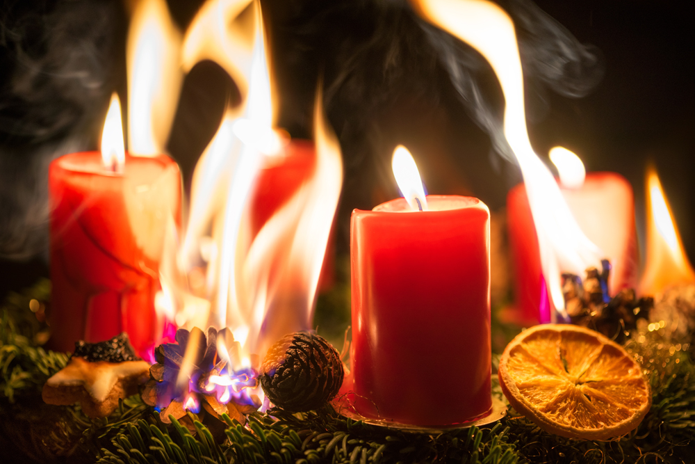Adventszeit ist Brandzeit. Trotz zunehmender elektrischer Weihnachtsbaumbeleuchtung bleibt die Zahl der Adventsbrände seit Jahren auf hohem Niveau. Im Vergleich zum Frühjahr oder Herbst verzeichnet der Gesamtverband der Deutschen Versicherungswirtschaft (GDV) alljährlich einen Anstieg von Haus- und Wohnungsbränden um rund 50%. 