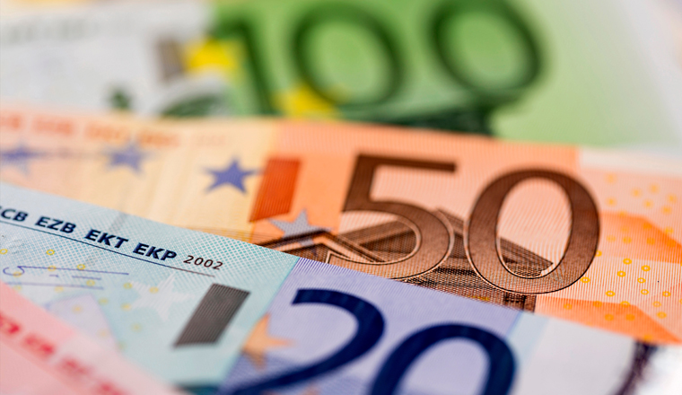 Viele verschiedene Euro Geldscheine. Symbolfoto für Reichtum und Geldanlage.