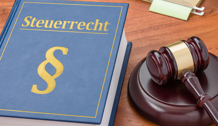 Gesetzbuch mit Richterhammer - Steuerrecht