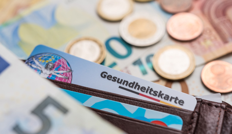 Gesundheitskarte in Geldbörse mit Geldscheinen