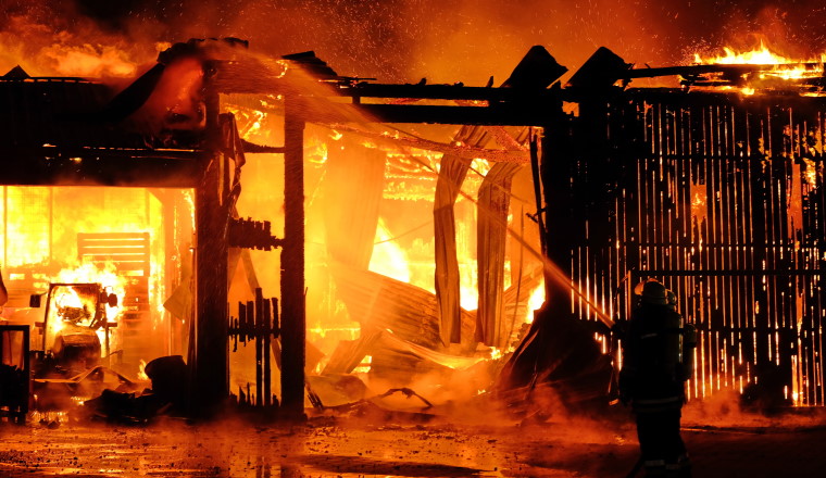 Hamburg Altengamme. Großfeuer in einer Maschinenhalle einer Gärtnerei am Horster Damm. 70 Feuerwehrleute und THW im Einsatz. In der Halle sind mehrere PKW und landwirtschaftliche Geräte abgebrannt. Die hölzerne Maschinenhalle wurde völlig zerstört. Angrenzende Häuser, so auch ein Reetdachhaus, konnte die Feuerwehr schützen. Mehrere Gasflaschen explodierten. Personen kamen nicht zu Schaden. Die Brandursache war am Abend noch nicht bekannt.
