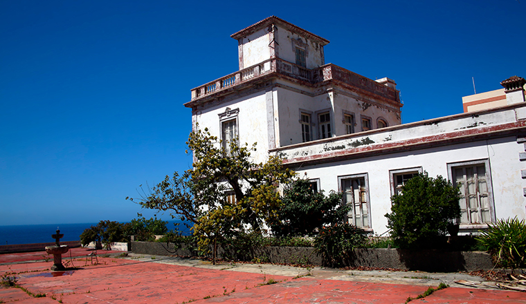 heruntergekommene Villa mit den Resten eines Tennisplatzes, Tazacorte, La Palma, Kanarische Inseln, Spanien