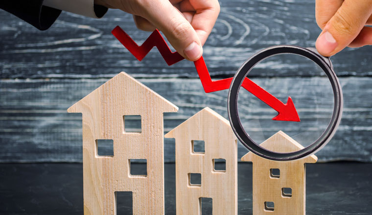 a decline in property prices. population decline. falling interest on the mortgage. reduction in demand for the purchase of housing. low energy efficiency, low prices for public utilities. arrow down.