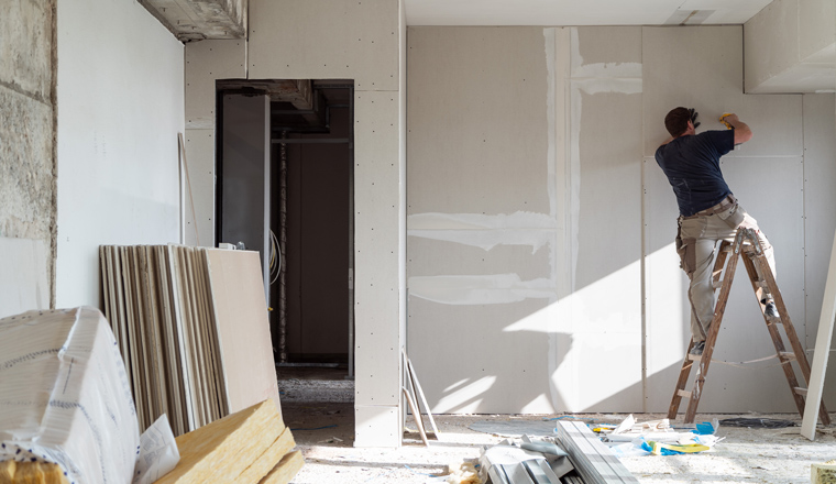 Renovierungshilfe: Familiäre Gefälligkeit statt Arbeitsunfall 