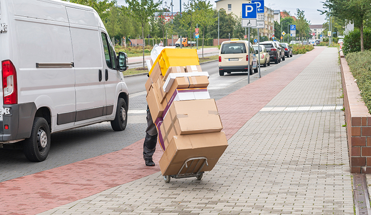 Postbote hebt 30-kg-Paket: Sehnenabriss als Dienstunfall?
