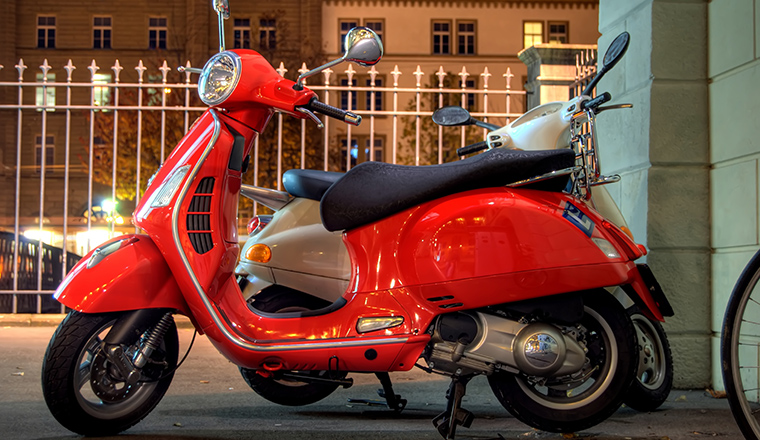 Adam Riese: Absicherung für E-Scooter und Mopeds