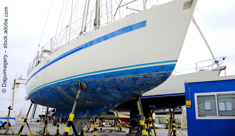 Segelboot: Leistet Versicherer bei Verschmutzung durch Schleifen?