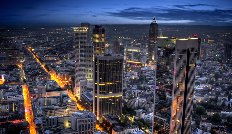 panorama aufnahme frankfurt am main nach sonnenuntergang - fotografiert vom maintower