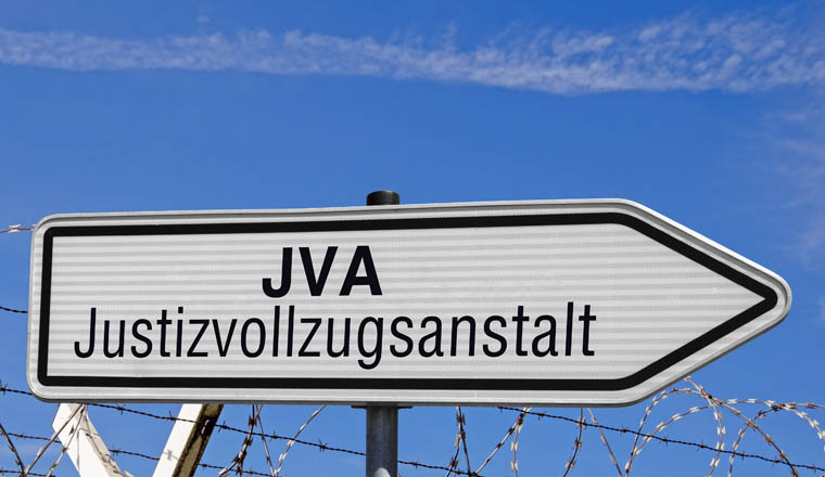 Wegweiser JVA, Justizvollzugsanstalt, (Symbolbild)