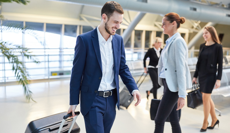 Geschäftsleute als Passagiere im Flughafen Terminal bei der Ankunft oder beim Umsteigen 