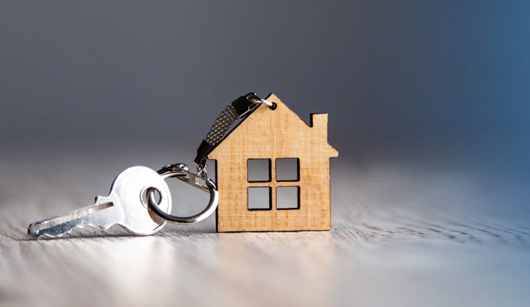 house model and house key on table