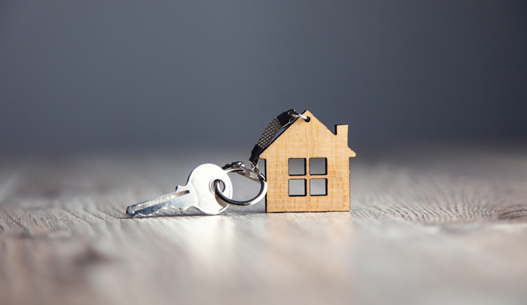 house model and house key on table