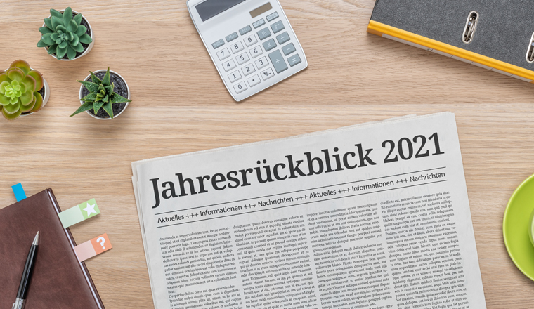Zeitung mit der Headline Jahresrückblick 2021