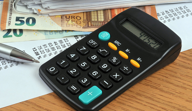 Quotes concept with a calculator and euros | Concept de devis avec une calculatrice et des euros