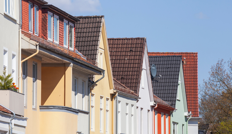 Wohngebäude im Frühling, Reihenhäuser, Mehrfamilienhäuser, Bremen, Deutschland