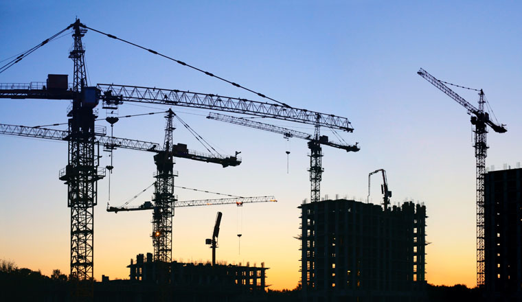 Maßnahmen gegen Wohnungsnot: Das schlagen Verbände vor construction cranes silhouette sunset