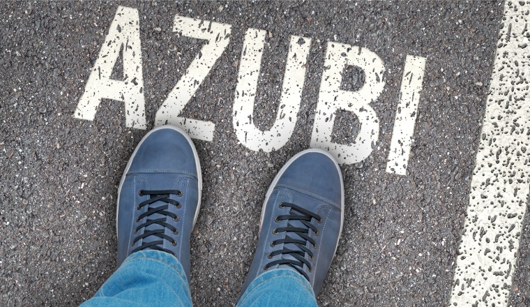 Azubi, Ausbildung, Lehrstelle, Lehre, Start, Lehrling, Berufsanfang, Berufsstart, Berufswahl, Bewerber, loslegen, Chance, Mut, Herausforderung, Beruf, bewerben, starten, Beginn, Anfang, Lehrjahr, beginnt, erstes, Person, Mensch, Teenager, Jugendlicher, Erfolg, Bewerbung, Schuhe, Jeans, Turnschuhe,  modern, Wort, Schrift, Buchstaben, Text, Weg, Straße, stehen, Startlöcher, Illustration, Grafik, Werbung, Konzept, ausbilden, Firma, Unternehmen, Handwerk, Betrieb, Asphalt, Zukunft