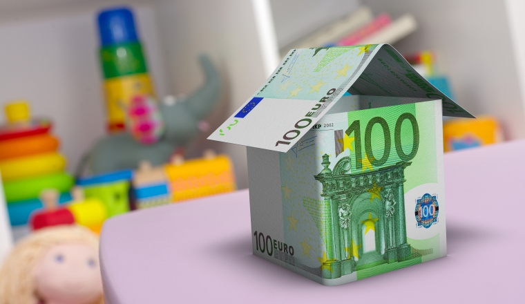 Baukindergeld, Förderung, Kinder, Hausbau, Kind, Geld, Familie, Haus, Eigentumswohnung, kaufen, möchten, profitieren, Kita, Zuschuss, Sanierung, rückwirkend, Kinderbaugeld, fördert, Kinderzimmer, Staat, Familien, 12000 Euro, pro Kind, Gesetz, Erstimmobilienkäufer, Eigenheimzulage, Wohneigentümer, Deutschland, Zulage, bauen, Gebäude, kaufen, Immobilie, staatliche, Förderung, Kreditrate, senken, Sondertilgung, Hilfe, Finanzierung, Darlehen, Euroscheine, Familiengeld, Familienpolitik, Bundesregierung, Anspruch, beantragen, KfW, Illustration, Werbung, Hintergrund