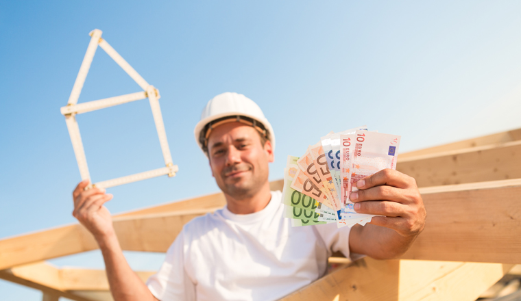 Euro Banknoten, die zur Finanzierung eines neuen Hauses verwendet werden.