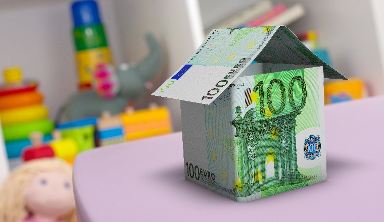 Baukindergeld, Förderung, Kinder, Hausbau, Kind, Geld, Familie, Haus, Eigentumswohnung, kaufen, möchten, profitieren, Kita, Zuschuss, Sanierung, rückwirkend, Kinderbaugeld, fördert, Kinderzimmer, Staat, Familien, 12000 Euro, pro Kind, Gesetz, Erstimmobilienkäufer, Eigenheimzulage, Wohneigentümer, Deutschland, Zulage, bauen, Gebäude, kaufen, Immobilie, staatliche, Förderung, Kreditrate, senken, Sondertilgung, Hilfe, Finanzierung, Darlehen, Euroscheine, Familiengeld, Familienpolitik, Bundesregierung, Anspruch, beantragen, KfW, Illustration, Werbung, Hintergrund
