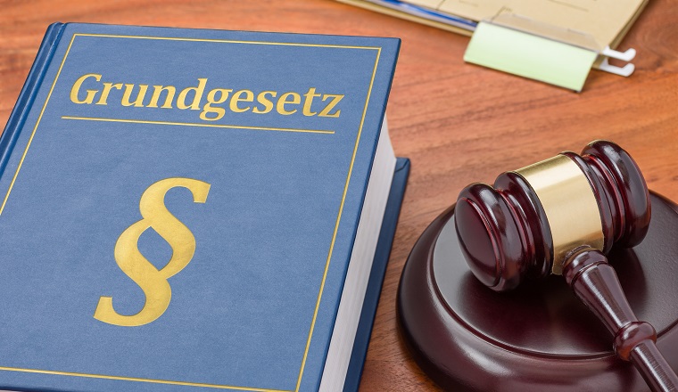 Gesetzbuch mit Richterhammer - Grundgesetz