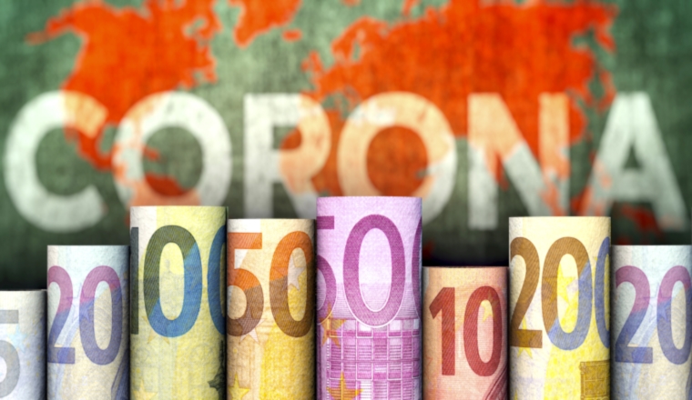 Corona, Coronavirus, Kosten, Covid 19, Geld, Virus, Wirtschaft, Euro, Folgekosten, Rezession, Gelder, Epidemie, Krise, Finanzkrise, Geldscheine, Euroscheine, Krankenkassen, Ausgaben, global, Korona, Schulden, Finanzen, finanzielle, Hilfe, Erde, Corona-Virus, Hilfen, Haushalt, Unternehmen, Wirtschaftskrise, Welt, Bund, weltweit, Europa, Mehrausgaben, Weltwirtschaft, Gefahr, Covid-19, News, Wort, Risiko, Problem, Covid, Illustration, 2020, Krankheit, Prävention, Medizin, Konzept, Text, Hintergrund, illustriert