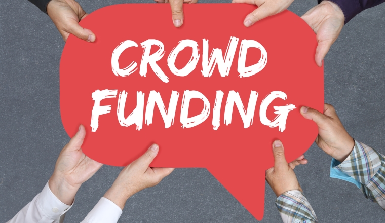 Gruppe Menschen halten mit Hände das Wort Crowd Funding Crowdfunding online Geld sammeln Internet Business Konzept