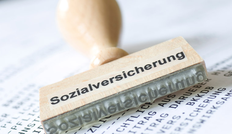 Stempel mit Aufschrift Sozialversicherung auf einer Gehaltsabrechnung