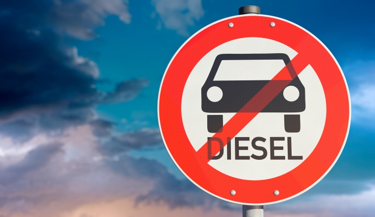 Diesel, Fahrverbot, verboten, Dieselfahrverbot, Schild, Auto, Verbot, PKW, Stadt, Dieselmotor, Dieselskandal, Abgasskandal, Innenstadt, Autoindustrie, Verkehrsschild, aus, aktuell, Dieselfahrzeuge, Gesetz, Politik, Hintergrund, Hinweis, Werbung, Verkehrszeichen, Hinweisschild, Abgase, Autoabgas, Diesel-Fahrverbot, Dieselautos, dieselfreie, Zone, Feinstaubbelastung, Grenzwert, kfz, Luftverschmutzung, Manipulation, Stickoxide, Umwelt, Umweltverschmutzung, Umweltzone, Symbol, Zeichen, Banner, Dieselkraftstoff, gesundheitsschädlich, Header, Headline, Himmel, Illustration, Strassenschild, umweltschädlich