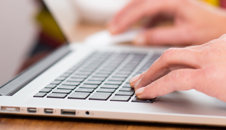 manager arbeitet am laptop