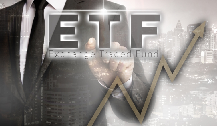 ETF wird von Geschäftsmann gezeigt Konzept.