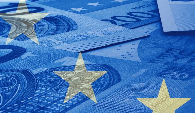 Euro, Geld, EU, Europa, Geldscheine, Bargeld, Euroscheine, EZB, Geldpolitik, Scheine, Finanzen, Eurogeldscheine, Subventionen, Hintergrund, Fördermittel, Haushalt, Gelder, Eurozone, blau, Budget, Finanzkrise, Finanzpolitik, Investment, Konzept, Kosten, Schulden, Steuern, Fördergelder, Fahne, Flagge, Bank, Brüssel, Business, Kapital, Finanz-, Geldschein, global, Handel, Kredit, Krise, Stabilität, Wirtschaft, Währung, Headline, Zeichen, Illustration, Sterne, Werbung, Banner, Header, Panorama