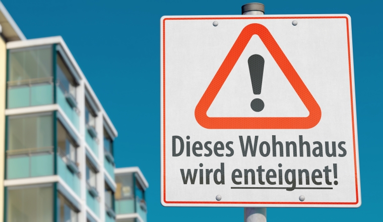Enteignung, enteignen, Haus, Immobilie, Hausenteignung, Vermieter, Wohnhaus, Mietshaus, Wohnungen, Zwangsenteignung, Immobilien, Wohnraum, Berlin, Volksbegehren, Markt, kommunal, private, Protest, Hausbesitzer, Schild, Wohnungsmarkt, Wohnungsmisere, Eigentümer, Politik, Widerstand, Wohnungsunternehmen, Sozialwohnungen, Initiative, Deutsche, Wohnen, Wohnungsbau, Wohnungsgesellschaften, Wohnungen, Artikel 15, Gemeineigentum, Gesetz, Unternehmen, Populismus, Wort, Hinweis, Aufschrift, Text, Losung, Deutschland, Hintergrund, Linke, Grüne, Rekommunalisierungsgesetz, Mietwohnungen, Sozialismus,