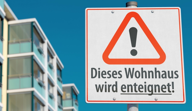 Enteignung, enteignen, Haus, Immobilie, Hausenteignung, Vermieter, Wohnhaus, Mietshaus, Wohnungen, Zwangsenteignung, Immobilien, Wohnraum, Berlin, Volksbegehren, Markt, kommunal, private, Protest, Hausbesitzer, Schild, Wohnungsmarkt, Wohnungsmisere, Eigentümer, Politik, Widerstand, Wohnungsunternehmen, Sozialwohnungen, Initiative, Deutsche, Wohnen, Wohnungsbau, Wohnungsgesellschaften, Wohnungen, Artikel 15, Gemeineigentum, Gesetz, Unternehmen, Populismus, Wort, Hinweis, Aufschrift, Text, Losung, Deutschland, Hintergrund, Linke, Grüne, Rekommunalisierungsgesetz, Mietwohnungen, Sozialismus,