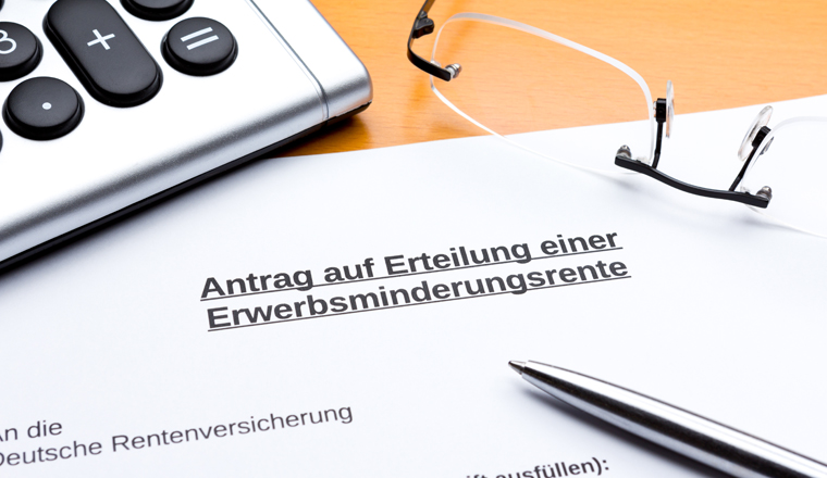 Antrag auf Erteilung einer Rente bei Erwerbsminderung mit Taschenrechner, Brille und Stift, Kuli