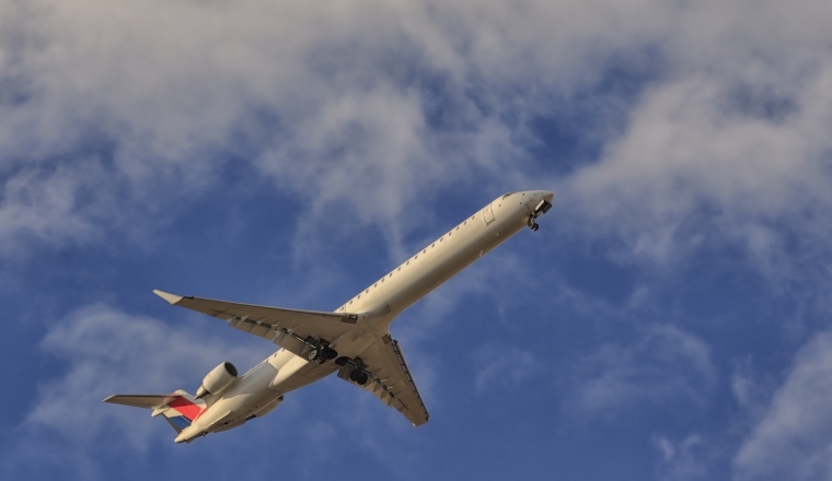 Avion civil de transport en vol - France.