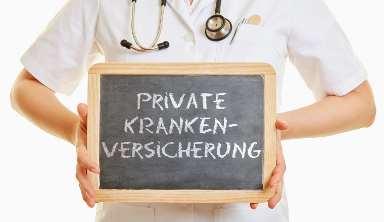 Werbung für private Krankenversicherung auf einer Tafel