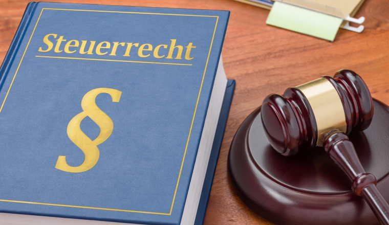 Gesetzbuch mit Richterhammer - Steuerrecht