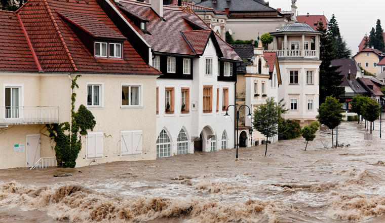Hochwasser und Überflutung der Strassen in Steyr, Österreich