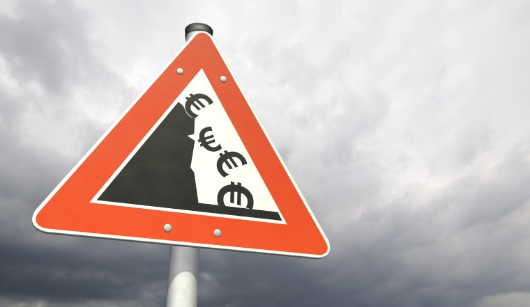 Eurokrise Euro Inflation Abwärtstrend Wertverlust Crash Eurocrash Zukunft abwärts Schild Symbol Prognose Eurosymbol Zeichen Grafik Geld Illustration Achtung Abbildung Warnschild Warnung Gefahr Eurozeichen abstürzen Collage aufpassen düster  Darstellung Angst Sorge Krise Konzept Eurozone EU EZB Rezession Eurorettung rot Abgrund Absturzgefahr handeln Politik aktuell Hintergrund illustriert Bild bildlich ilustration textfreiraum Freiraum 
