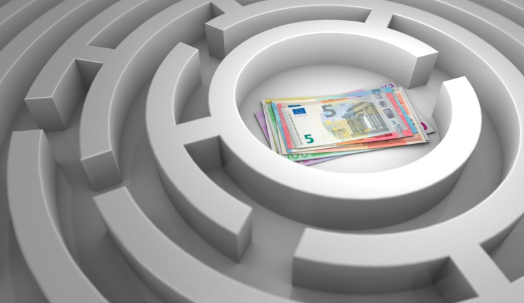 Geld, finden, Reichtum, suchen, Einkommen, Geldsuche, Geldscheine, Gehalt, Gewinn, Geldanlage, Beratung, versteckt, Euro, Labyrinth, Versteck, Schwierigkeit, Herausforderung, kniffelig, Lösung, Geldversteck, Euroscheine, Bargeld, Illustration, Werbung, verstecken, Grafik, sicher, Geheim, Vermögen, Gewinn, Steuerhinterziehung, Geldbündel, Geldstapel, reich, Konzept, Plan, Lösungsplan, Weg,  Symbol, Idee, erfolgreich, Problem, verdienen, Investment, geldverdienen, Vermögensberatung, Geheimnis, Rücklage, entdecken, aufspüren