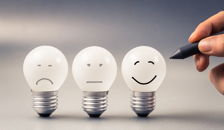 Hand draw a smile light bulb on satisfaction evaluation concept
