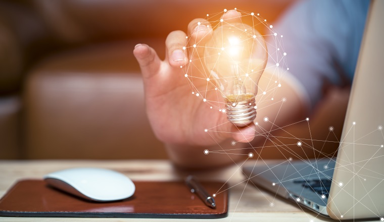 Business women holding light bulbs, ideas of new ideas with innovative technology and creativity.