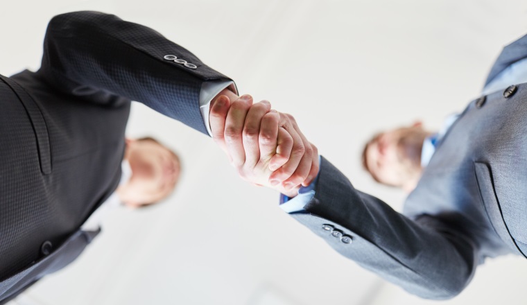 Zwei erfolgreiche Geschäftsleute machen einen Business Handschlag