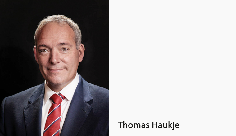 Thomas Haukje gratuliert zu 25 Jahren AssCompact 