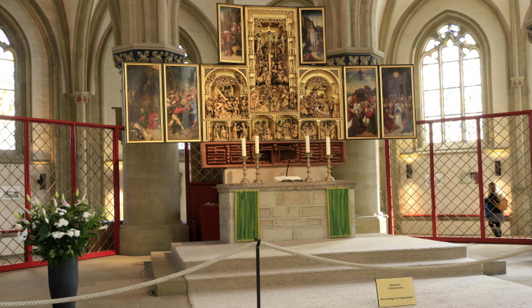 Hochaltar der St. Marienkirche. St. Marien ist eine evangelisch-lutherische Pfarr- und Marktkirche in Osnabrück. Sie zählt zu den kunsthistorisch bedeutendsten Baudenkmälern in Osnabrück. Eine romanische Vorgängerkirche findet bereits 1177 urkundliche Erwähnung. Archäologische Spuren lassen auf einen Vorgängerbau aus dem 10. Jahrhundert schließen. Der Bau der heutigen gotischen Hallenkirche begann im 13. Jahrhundert und war 1430/40 abgeschlossen. Als älteste Bürgerkirche Osnabrücks ist ihr Standort zentral. Die Marienkirche befindet sich direkt auf dem Marktplatz neben der Stadtwaage und dem Rathaus. St. Marien gehört zu den Kirchen, die die Innenstadt von Osnabrück umschließen.Markt, Marktplatz, Osnabrück, Niedersachsen, Deutschland, EuropaFoto: Klaus NowottnickDatum: 10.10.2015