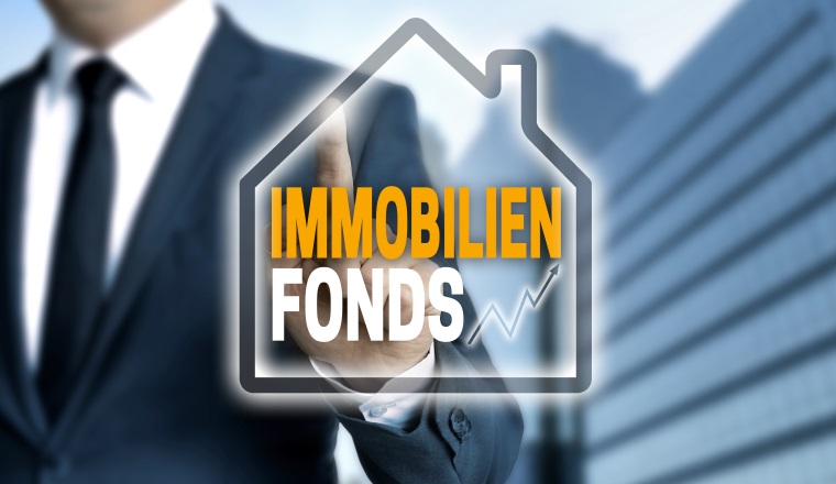 immobilienfonds touchscreen wird von geschäftsmann bedient.