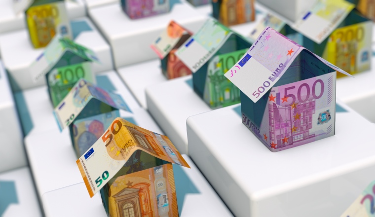 Haus, Geld, Hausbau, Eigenheim, Kredit, Immobilienmarkt, Preis, Hauspreis, Häuser, Baukredit, Geldscheine, Euro, Lage, Wert, Kosten, Finanzierung, Lage, Vergleich, Wertermittlung, Immobilien, Gutachten, Bausparen, Sanierung, exklusiv, Immobilienwert, Investition, vergleichen, 3d, Immobilienblase, Förderprogramm, Wohnungsbau, Bargeld, Euroscheine, Miete, Banknoten, Mieteinnahmen, kaufen, verkaufen, Gegend, preiswert, teuer, billig, gefaltet, verkaufen, Werbung, Hintergrund, Illustration, Banner, Header, Werbebanner, modern