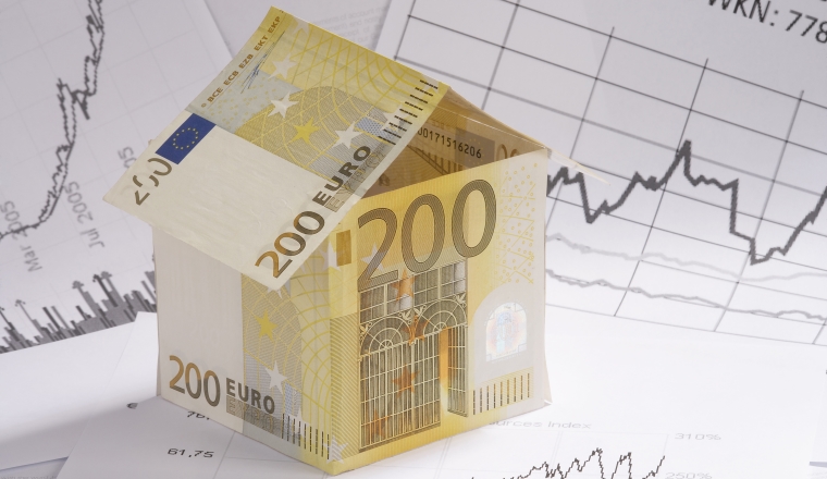 Papiergeldhaus mit Aktienkursen