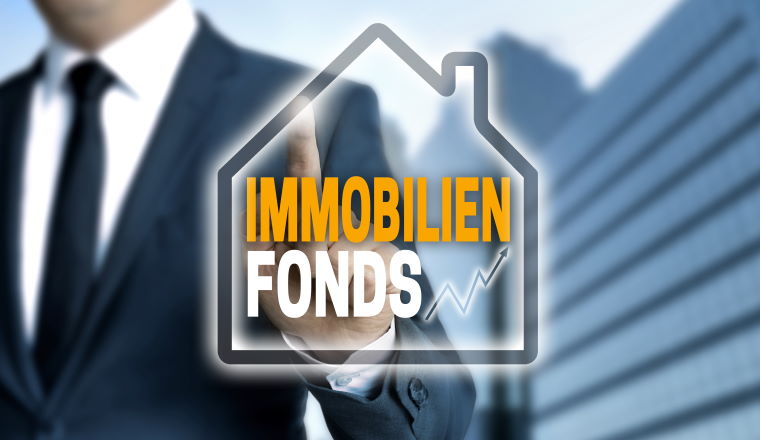 immobilienfonds touchscreen wird von geschäftsmann bedient.